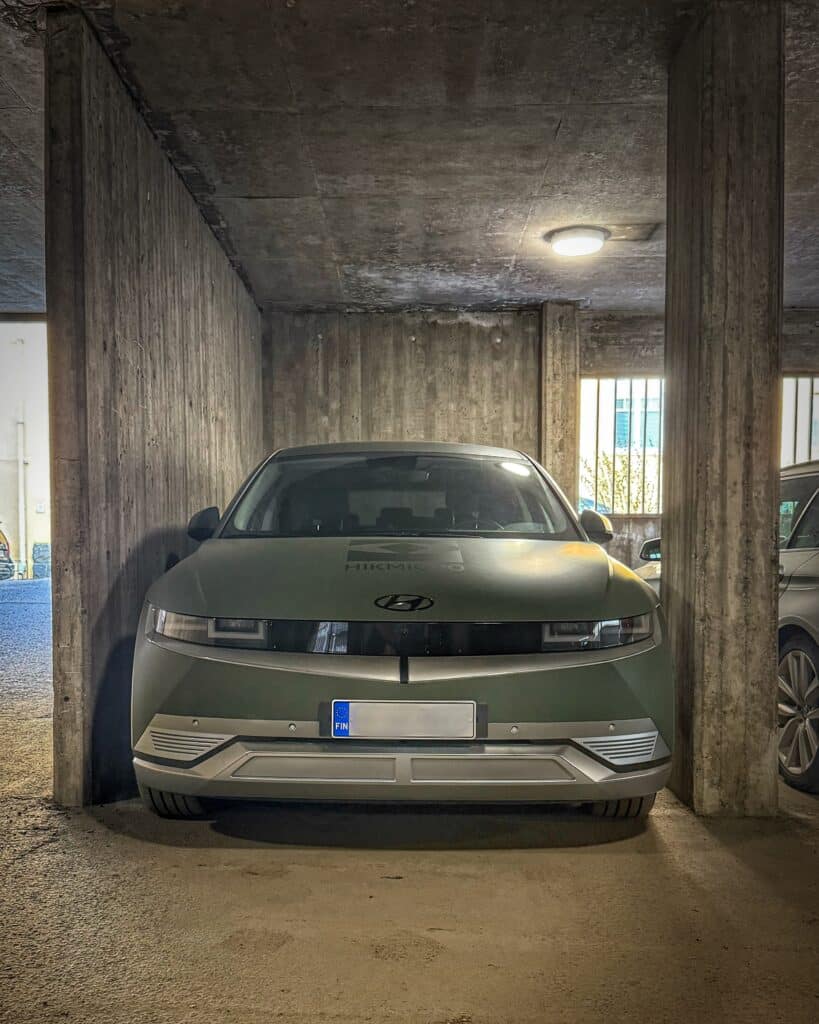 Auto Parkkihallissa